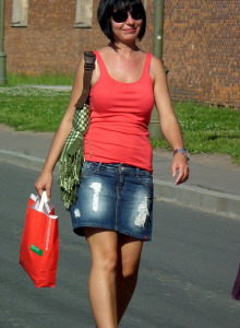 Candid busty girls caught at the streets