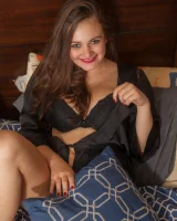 Cosmid - 09-hailee-fox-on-the-bed-0009